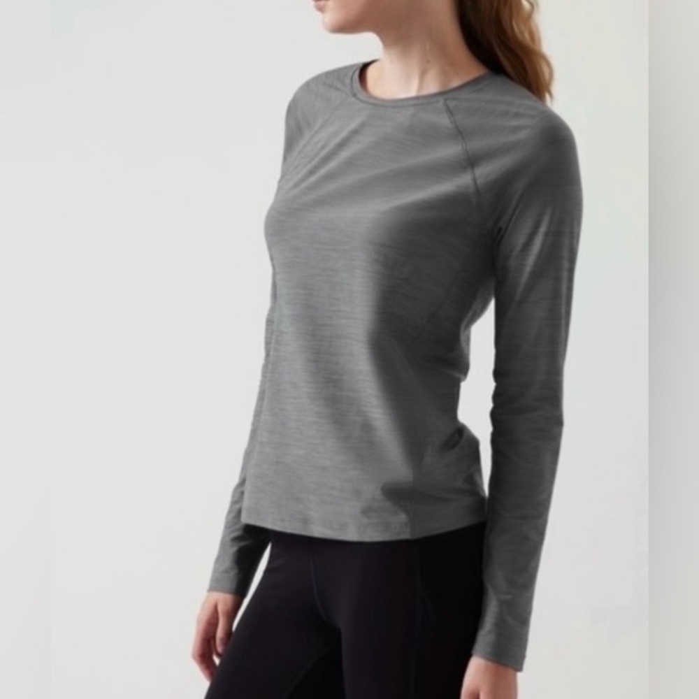 Athleta Gray Ultimate Textured Long Sleeved Train Top Womens Sz M New Workout